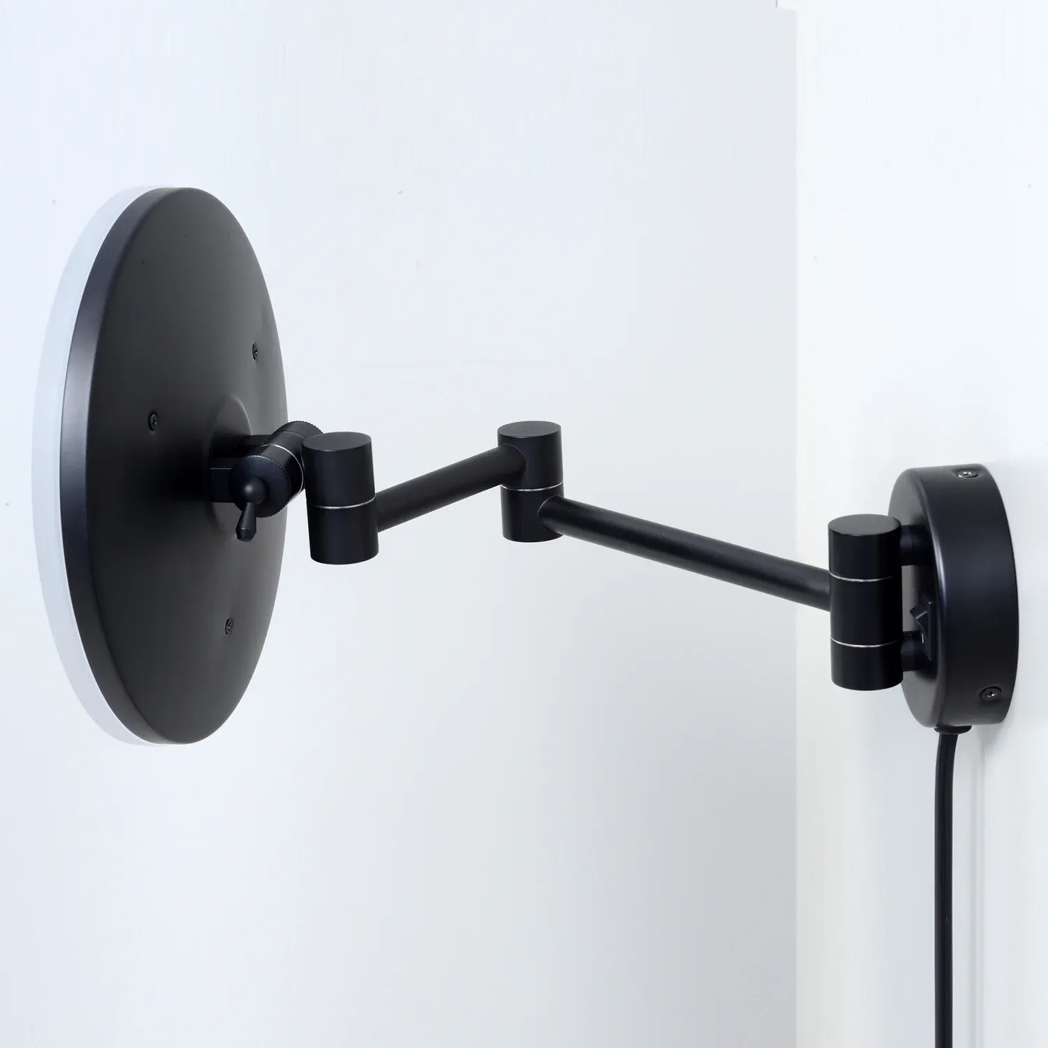 Зеркало с LED-подсветкой, 3-х кратным увеличением K-1004BLACK