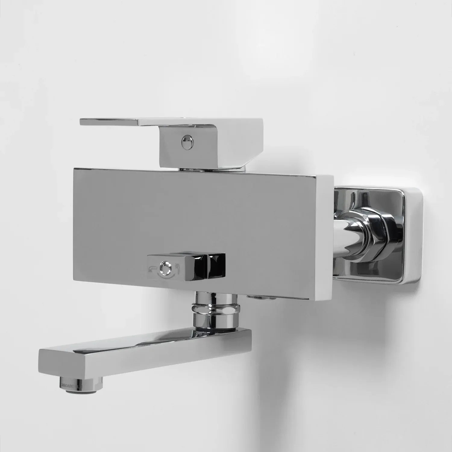 Смеситель для ванны с коротким изливом Alme 1501